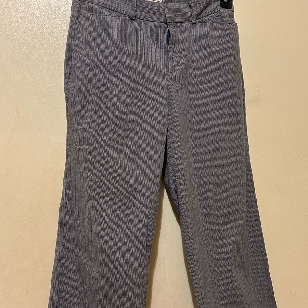 Dockers Ideal Fit Women's Subtle  Pinstripe Capris in Navy Gray Sz 8 Pockets